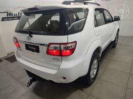 TOYOTA - HILUX SW4 3.0 SRV 4X4 7 LUGARES 16V TURBO INTERCOOLER DIESEL 4P AUTOMÁTICO - 2010/2011 - BRANCA - R$ 117.900,00