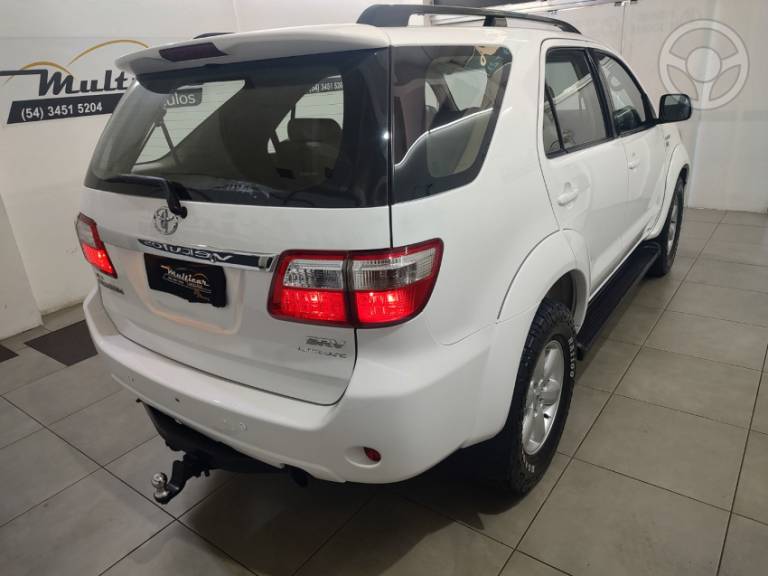 TOYOTA - HILUX SW4 3.0 SRV 4X4 7 LUGARES 16V TURBO INTERCOOLER DIESEL 4P AUTOMÁTICO - 2010/2011 - BRANCA - R$ 117.900,00