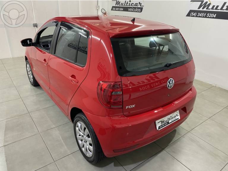 VOLKSWAGEN - FOX 1.0 MI 8V FLEX 4P MANUAL - 2013/2014 - VERMELHA - R$ 42.900,00