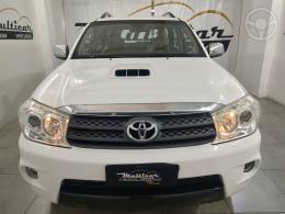 TOYOTA - HILUX SW4 3.0 SRV 4X4 7 LUGARES 16V TURBO INTERCOOLER DIESEL 4P AUTOMÁTICO - 2010/2011 - BRANCA - R$ 117.900,00
