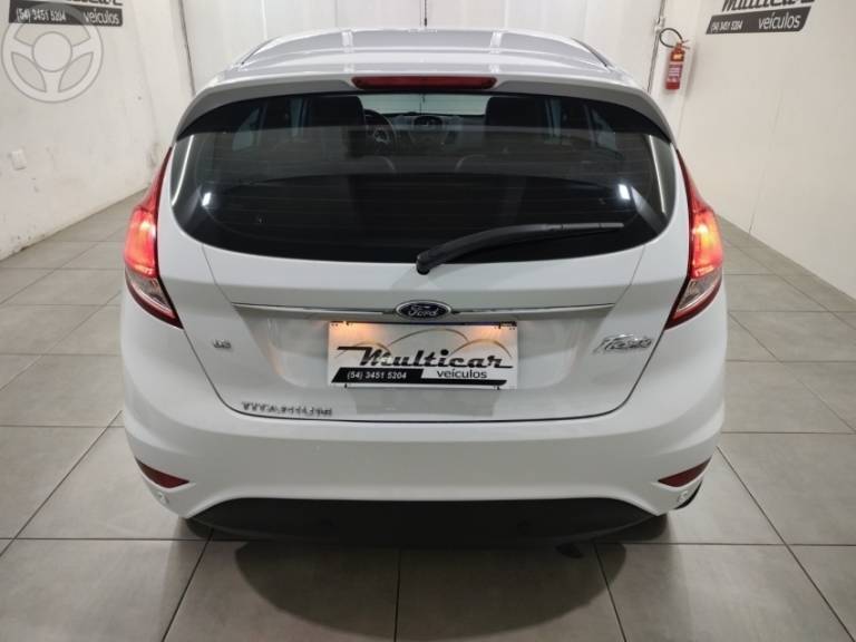 FORD - FIESTA 1.6 TITANIUM HATCH 16V FLEX 4P AUTOMÁTICO - 2015/2016 - BRANCA - R$ 55.900,00
