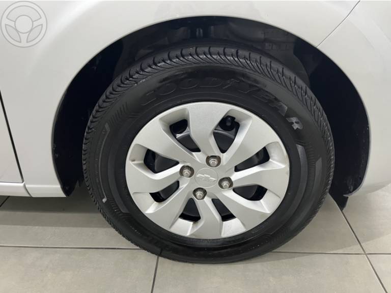 CHEVROLET - ONIX 1.0 MPFI LT 8V FLEX 4P MANUAL - 2017/2018 - PRATA - R$ 53.900,00