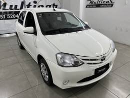 TOYOTA - ETIOS 1.3 X 16V FLEX 4P MANUAL - 2016/2017 - BRANCA - R$ 53.900,00