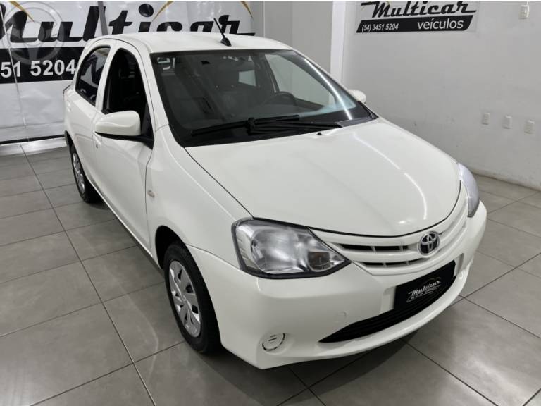 TOYOTA - ETIOS 1.3 X 16V FLEX 4P MANUAL - 2016/2017 - BRANCA - R$ 53.900,00