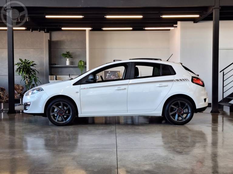 FIAT - BRAVO 1.8 SPORTING 16V FLEX 4P MANUAL - 2015/2016 - BRANCA - R$ 61.000,00