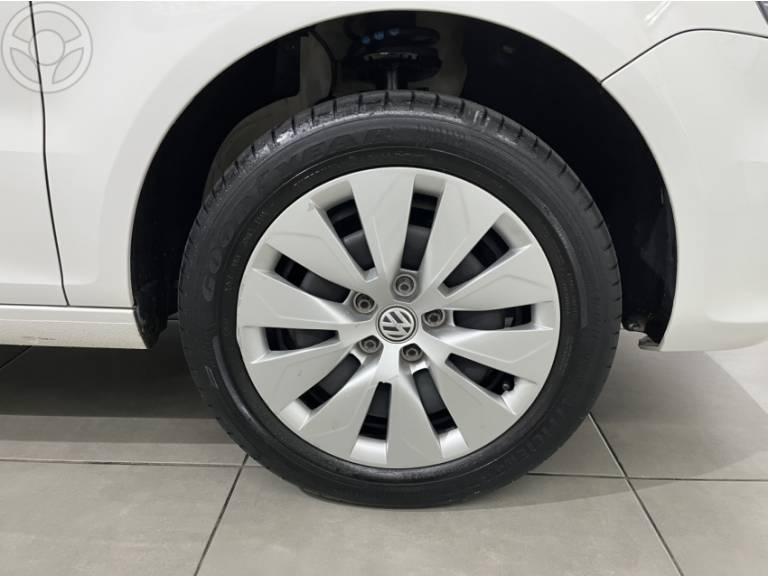 VOLKSWAGEN - FOX 1.6 MSI TRENDLINE 8V FLEX 4P MANUAL - 2016/2016 - BRANCA - R$ 51.900,00