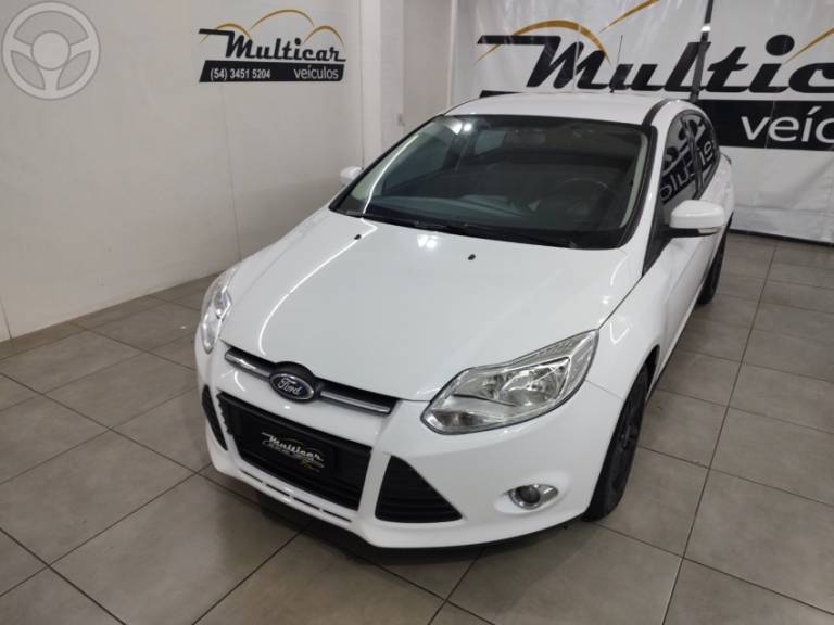 FORD - FOCUS 1.6 SE HATCH 16V FLEX 4P AUTOMÁTICO - 2014/2015 - BRANCA - R$ 54.900,00