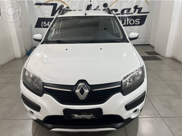 RENAULT - SANDERO 1.6 STEPWAY 16V FLEX 4P MANUAL - 2017/2018 - BRANCA - R$ 53.900,00
