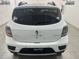 RENAULT - SANDERO 1.6 STEPWAY 16V FLEX 4P MANUAL - 2017/2018 - BRANCA - R$ 53.900,00