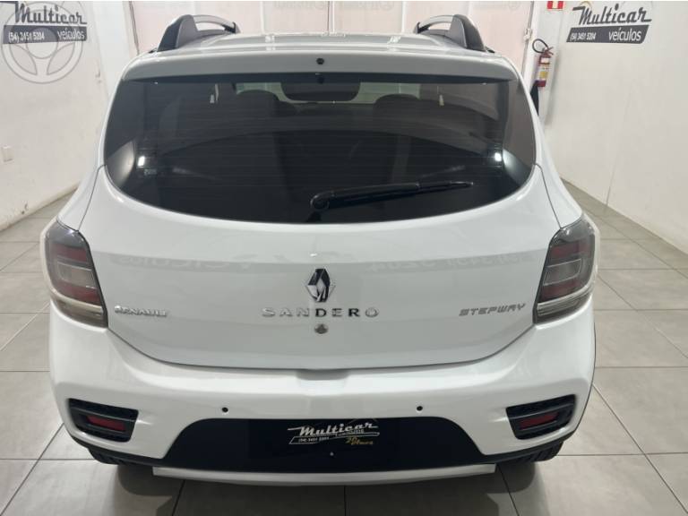 RENAULT - SANDERO 1.6 STEPWAY 16V FLEX 4P MANUAL - 2017/2018 - BRANCA - R$ 53.900,00
