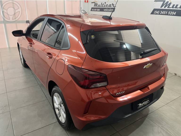 CHEVROLET - ONIX 1.0 LT 12V FLEX 4P MANUAL - 2020/2020 - LARANJA - R$ 63.900,00
