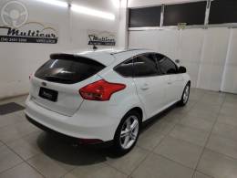 FORD - FOCUS 1.6 SE PLUS 16V FLEX 4P MANUAL - 2018/2018 - BRANCA - R$ 72.900,00