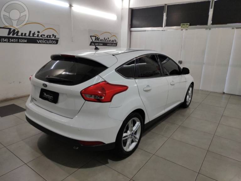 FORD - FOCUS 1.6 SE PLUS 16V FLEX 4P MANUAL - 2018/2018 - BRANCA - R$ 72.900,00